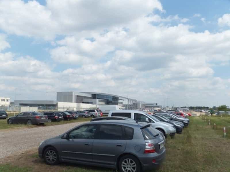Zdjęcie Oficjalny parking P5 P6 lotnisko Poznań Zdjęcie Oficjalny parking P5 P6 lotnisko Poznań